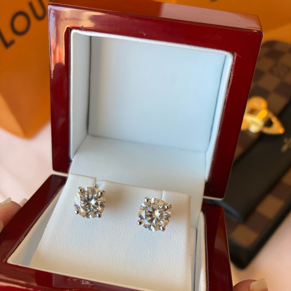 Gold 14k earring Moissanite